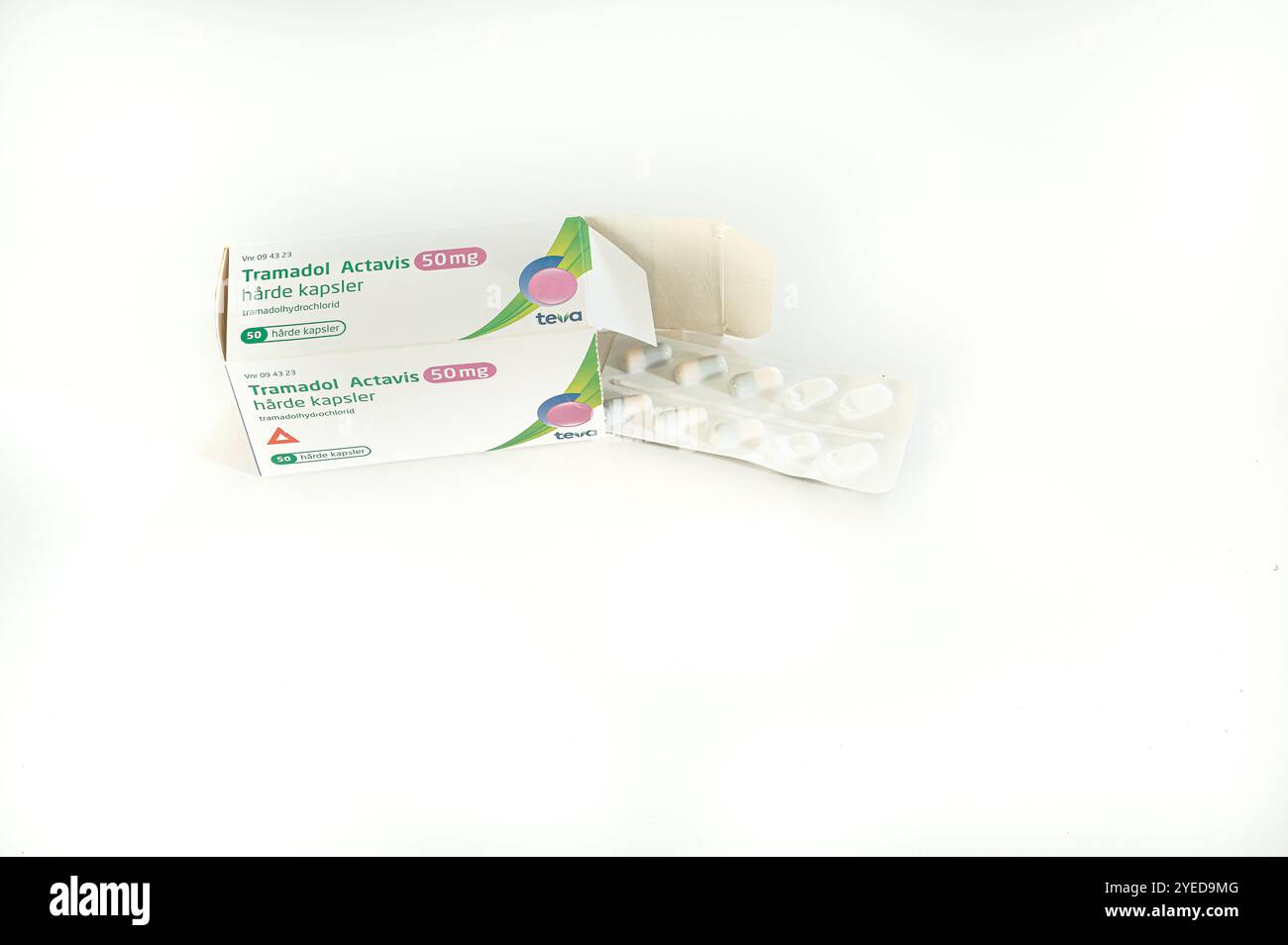 Eine Schachtel Tramadol isoliert auf weiß, einem Medikament zur Schmerzlinderung, kann auch als Opiat missbraucht werden, Dänemark, 30. Oktober 2024 Stockfoto