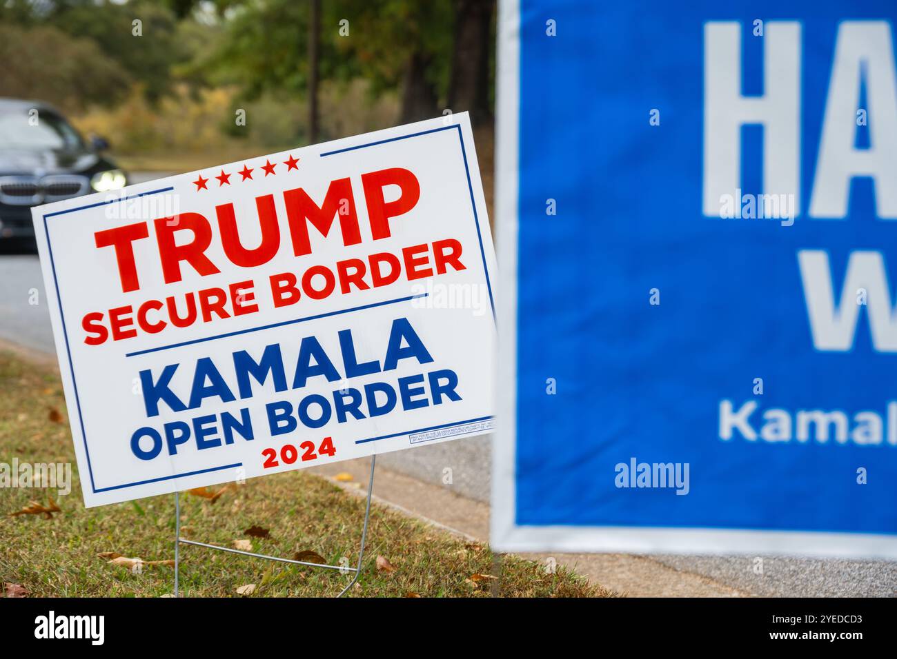 Trump und Harris Yard unterzeichnen bei einer Wahlstation in Metro Atlanta, Georgia, während der frühen Wahlen im US-Präsidentschaftswahlkampf 2024. (USA) Stockfoto