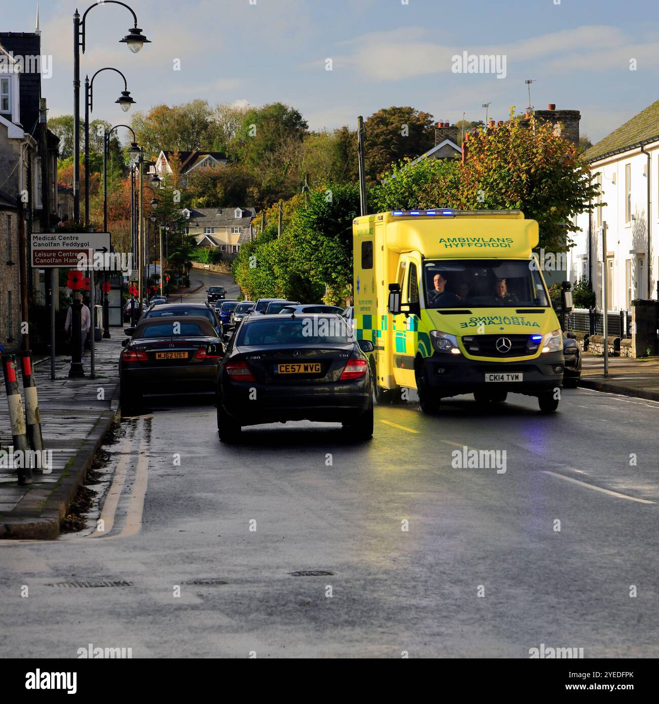 Krankenwagen, der die High Street hinunter fährt, Cowbridge, Vale of Glamorgan, South Wales, Großbritannien. Oktober 2024. Herbst Stockfoto