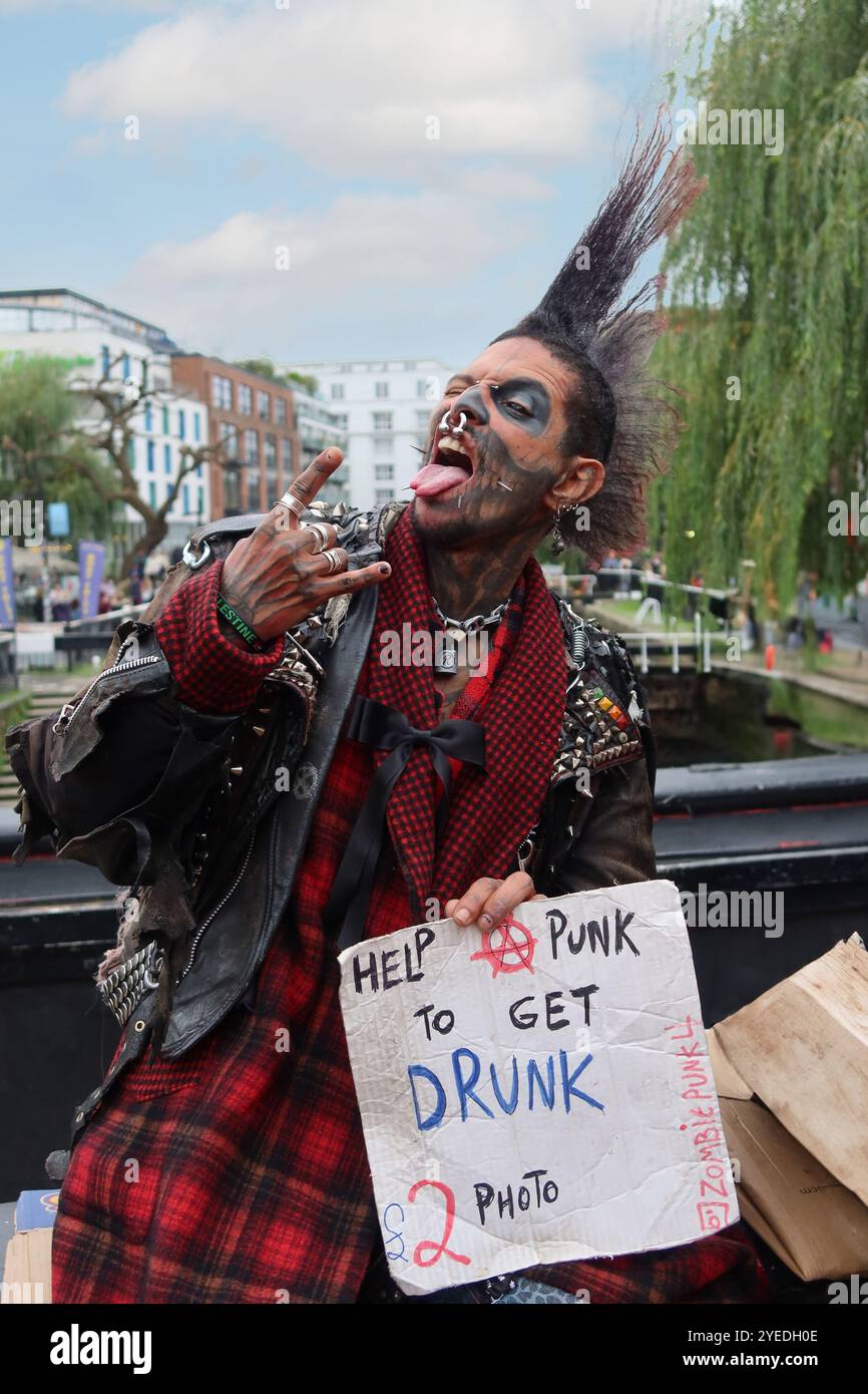 Hilf einem Punk, sich in Camden zu betrinken Stockfoto