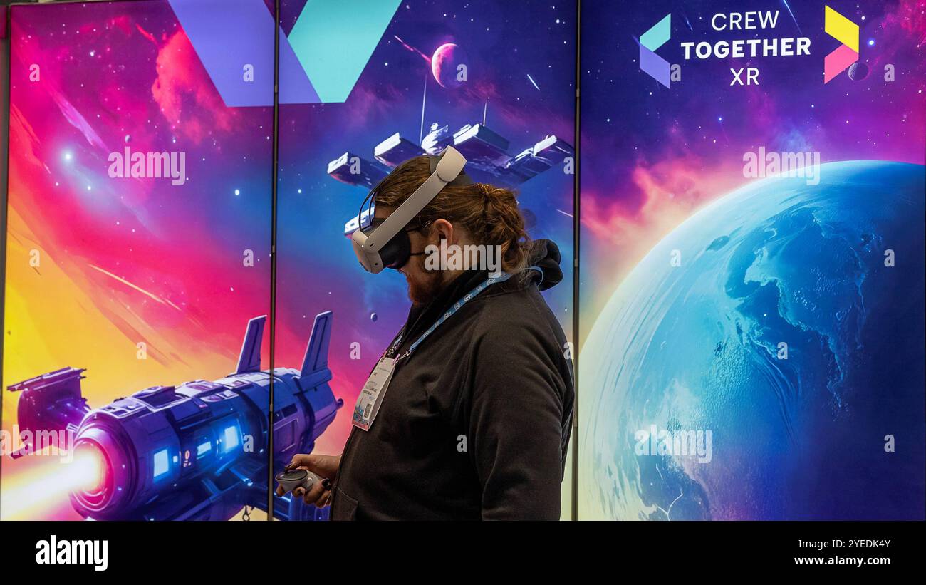 AWE EU 2024: Europas führende Messe für Augmented Reality und immersive Technologien, Wien, 29.-30.10.2024 ein Teilnehmer der AWE EU 2024 in Wien testete die VR-Anwendung Crew gemeinsam von Polycular. Die immersive Lösung für Teamzusammenarbeit spielt an Bord eines futuristischen Raumschiffs und bietet Herausforderungen, die Teams in hybriden, Ko-lokalisierten und Remote-Umgebungen gemeinsam bewältigen können. Wien Donaustadt Wien Österreich *** AWE EU 2024 Europes Leitmesse für Augmented Reality und immersive Technologien, Wien, 29 30 10 2024 Teilnehmer der AWE EU 2024 in Wien Stockfoto