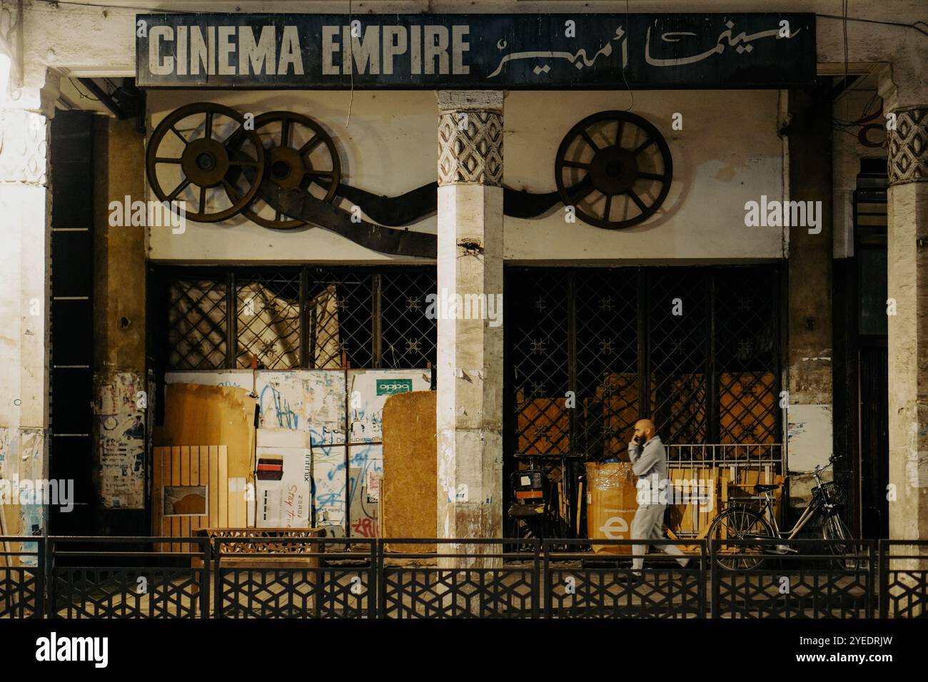 Ein altes Kino ist ein kulturelles Wahrzeichen mit einer kunstvollen Fassade und lebhaften Farben, die seine reiche Filmgeschichte und seinen urbanen Charme widerspiegeln. Stockfoto
