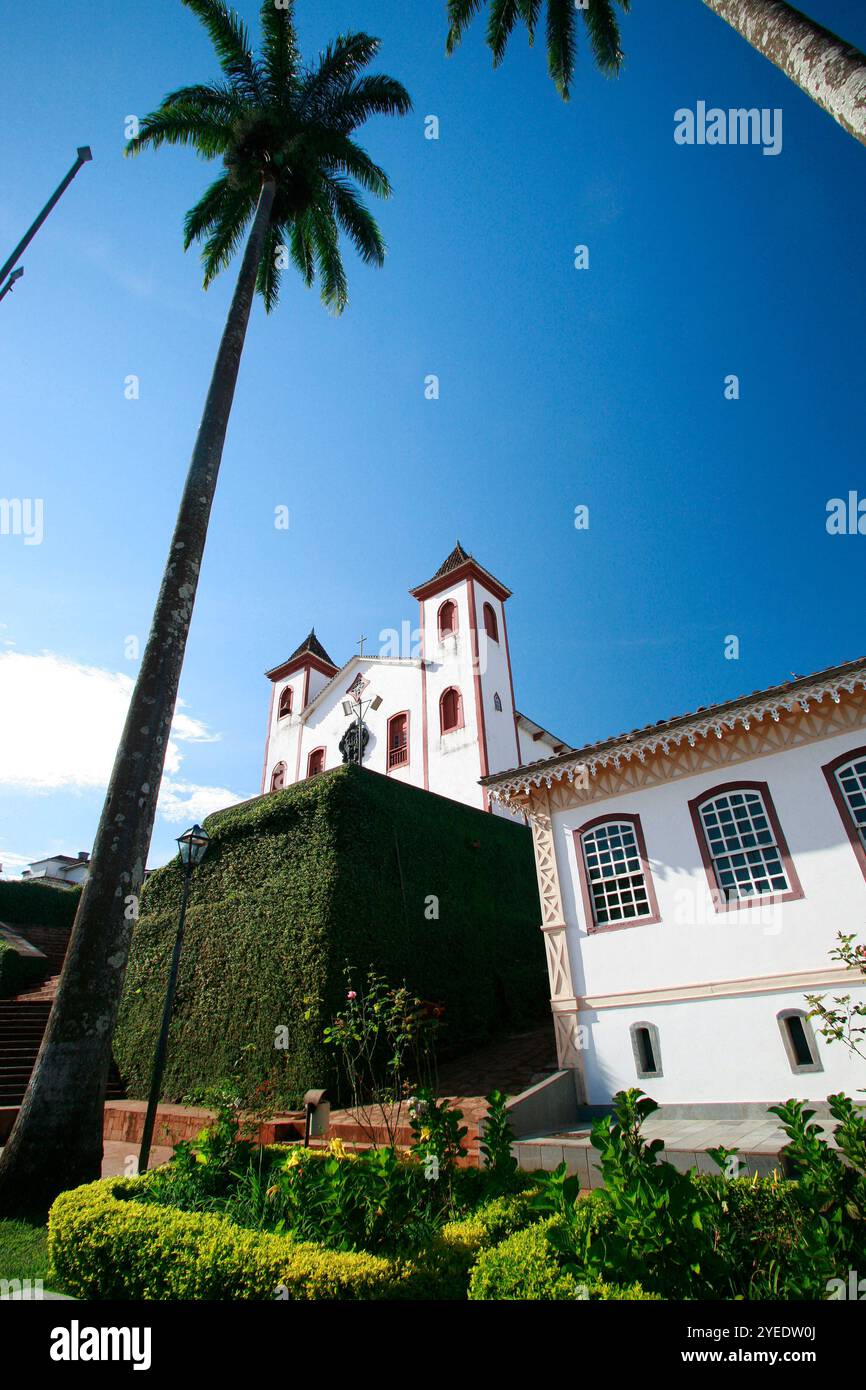 Blick auf Serro, Kolonialstadt mit Igreja Matriz auf dem Land im Bundesstaat Minas Gerais, Brasilien. Berühmt für die Herstellung von Käse aus der Serra da Canastra Stockfoto