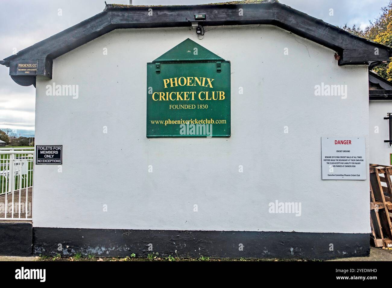 Schilder an der Wand des 1830 gegründeten Phoenix Cricket Club im Phoenix Park, Dublin, Irland, ist der älteste Cricket Club des Landes. Stockfoto