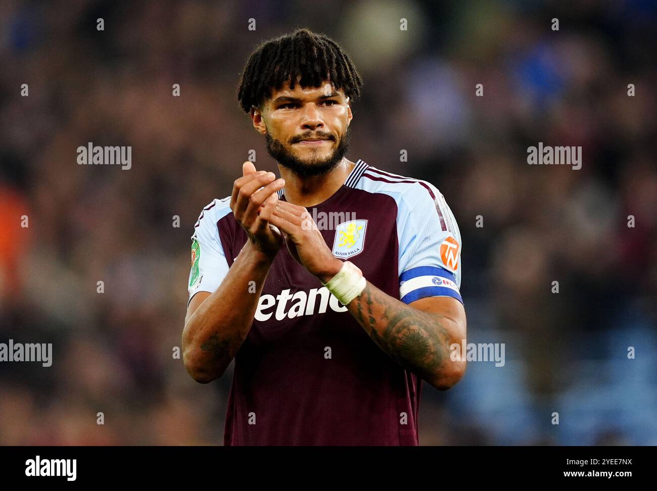 Tyrone Mings von Aston Villa lobt die Fans nach dem Spiel der vierten Runde des Carabao Cup im Villa Park in Birmingham. Bilddatum: Mittwoch, 30. Oktober 2024. Stockfoto