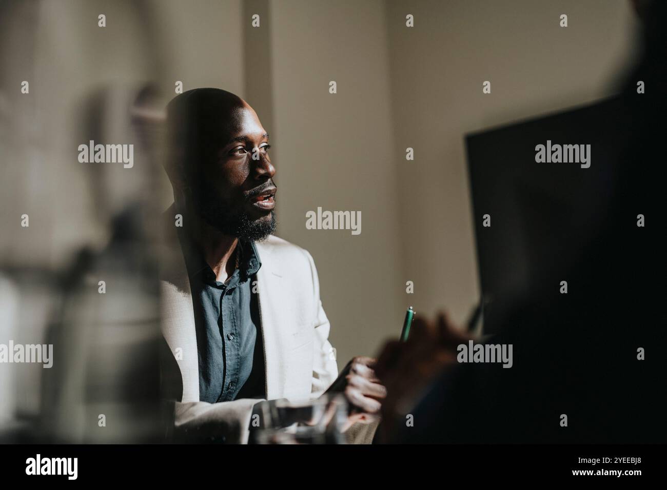 Geschäftsmann, der im Büro arbeitet Stockfoto