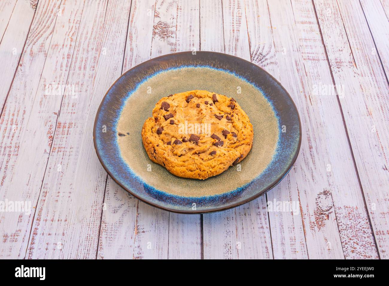 Amerikanische Kekse sind große, runde Kekse, die in der Regel mit einer guten Menge Schokoladenchips gebacken werden Stockfoto