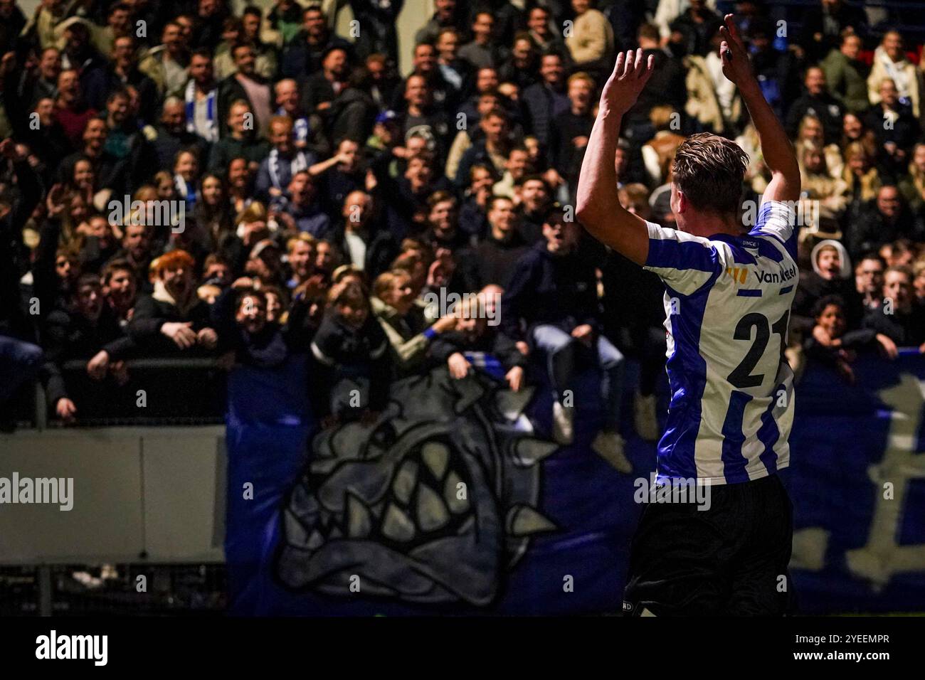 Katwijk, Niederlande. 30. Oktober 2024. KATWIJK, NIEDERLANDE - OKTOBER 30: Lukas Hamann von Quick Boys feiert ihren Sieg mit Fans nach dem niederländischen TOTO KNVB Cup First Round Spiel zwischen Quick Boys und Almere City FC am 30. Oktober 2024 im Sportpark Nieuw Zuid in Katwijk, Niederlande. (Foto von Andre Weening/Orange Pictures) Credit: Orange Pics BV/Alamy Live News Stockfoto