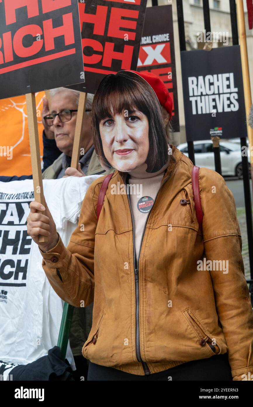 London, UK, 30. Oktober 2024. Demonstranten der Volksversammlung protestieren in der Downing Street nach Rachel Reeves Haushaltsrede, die noch mehr Sparmaßnahmen versprach. Paula Peters von Disabled People Against Cutts äußerte ihre Abscheu darüber, dass Labour der Führung der Tory folgt und die Vorteile behinderter Menschen angreift. Sie sagen, Sparmaßnahmen seien eine politische Entscheidung, und wir sollten die Reichen besteuern und mutige Schritte Unternehmen, um unsere öffentlichen Dienstleistungen, unsere Schulen, unser NHS, unsere Verkehrssysteme, unsere Wirtschaft und unsere Gemeinden wieder aufzubauen und in sie zu investieren. Peter Marshall/Alamy Live News Stockfoto