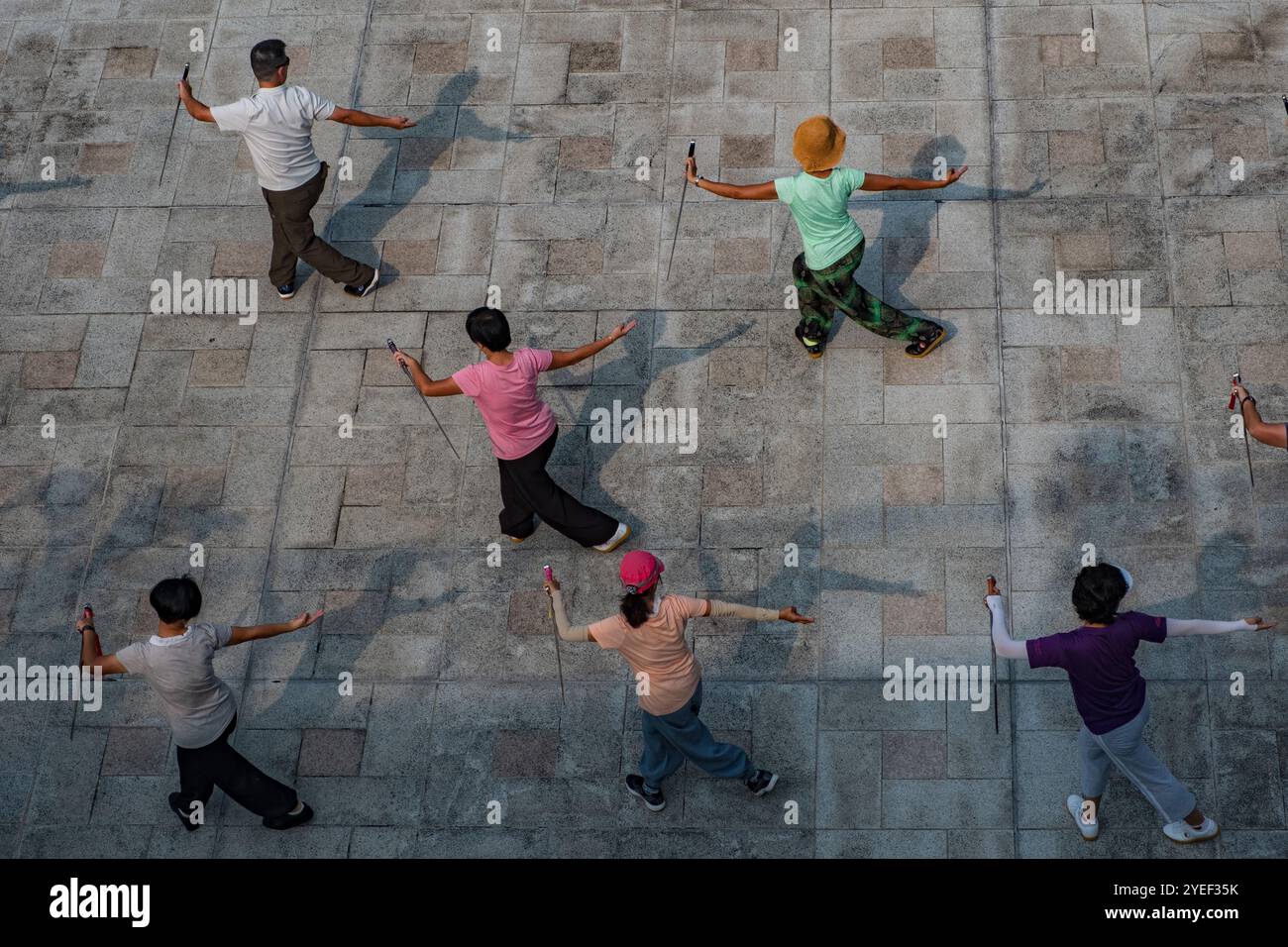 Eine Gruppe von Leuten, die Tai Chi am frühen Morgen in Hongkong üben Stockfoto Eine Gruppe von Leuten, die Tai Chi am frühen Morgen in Hongkong üben Stockfoto