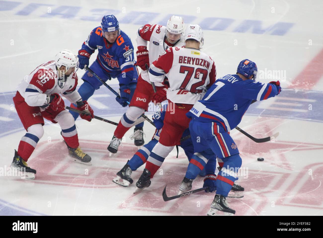Sankt Petersburg, Russland. 30. Oktober 2024. Arseni Gritsyuk (81), Vasily Glotov (7) SKA Hockey Club und Artur Kayumov (16), Maxim Berezkin (72), Maxim Shalunov (78) von Lokomotiv im Eissportzentrum, Kontinental Hockey League 2024/2025 zwischen SKA Sankt Petersburg und Lokomotiv Jaroslawl. (Endpunktzahl; SKA St. Petersburg 2:3 Lokomotiv Jaroslawl) Credit: SOPA Images Limited/Alamy Live News Stockfoto