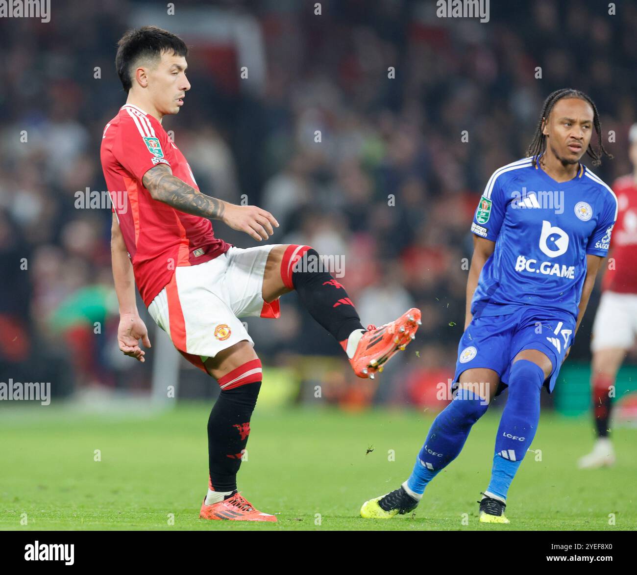 Old Trafford, Manchester, Großbritannien. 30. Oktober 2024. Carabao Cup Letzte 16 Football, Manchester United gegen Leicester City; Lisandro Martinez von Manchester United Credit: Action Plus Sports/Alamy Live News Stockfoto