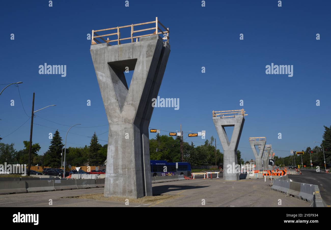 Neu errichtete Säulen für die Erweiterung der Edmonton Light Rail Transit (LRT) Valley Line West entlang der 87 Avenue sind in Edmonton, Alberta, abgebildet Stockfoto