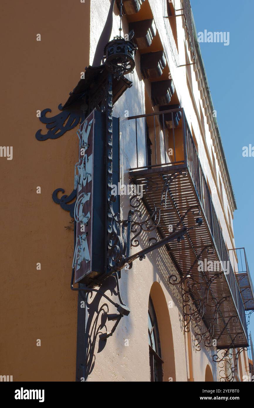 Altes YMCA-Gebäude in der Innenstadt von St. Petersburg Florida Backsteingebäude und Baum. Sonne am frühen Morgen. Nur Zur Redaktionellen Verwendung Am 29. Oktober 2024, St. Petersburg Fl Stockfoto