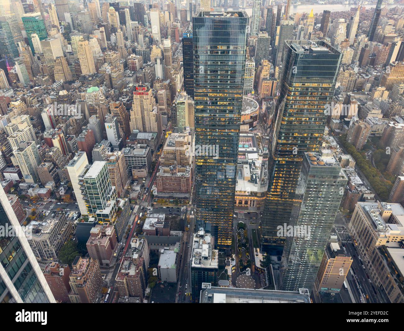 Aus der Vogelperspektive auf das geschäftige New york manhattan mit hohen Wolkenkratzern und dicht gepackten Gebäuden von der Aussichtsplattform Edge - Smartphone-aufgenommenes Stockfoto