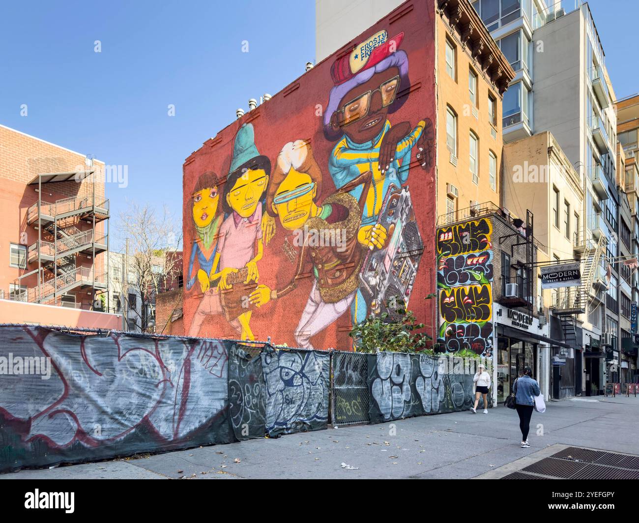 Straßenkunstbild, das B-Boys mit Ghetto Blasters zeigt, auf Klimaanlagen in chelsea, New york, usa Otavio Gustavo Pandolfo Stockfoto