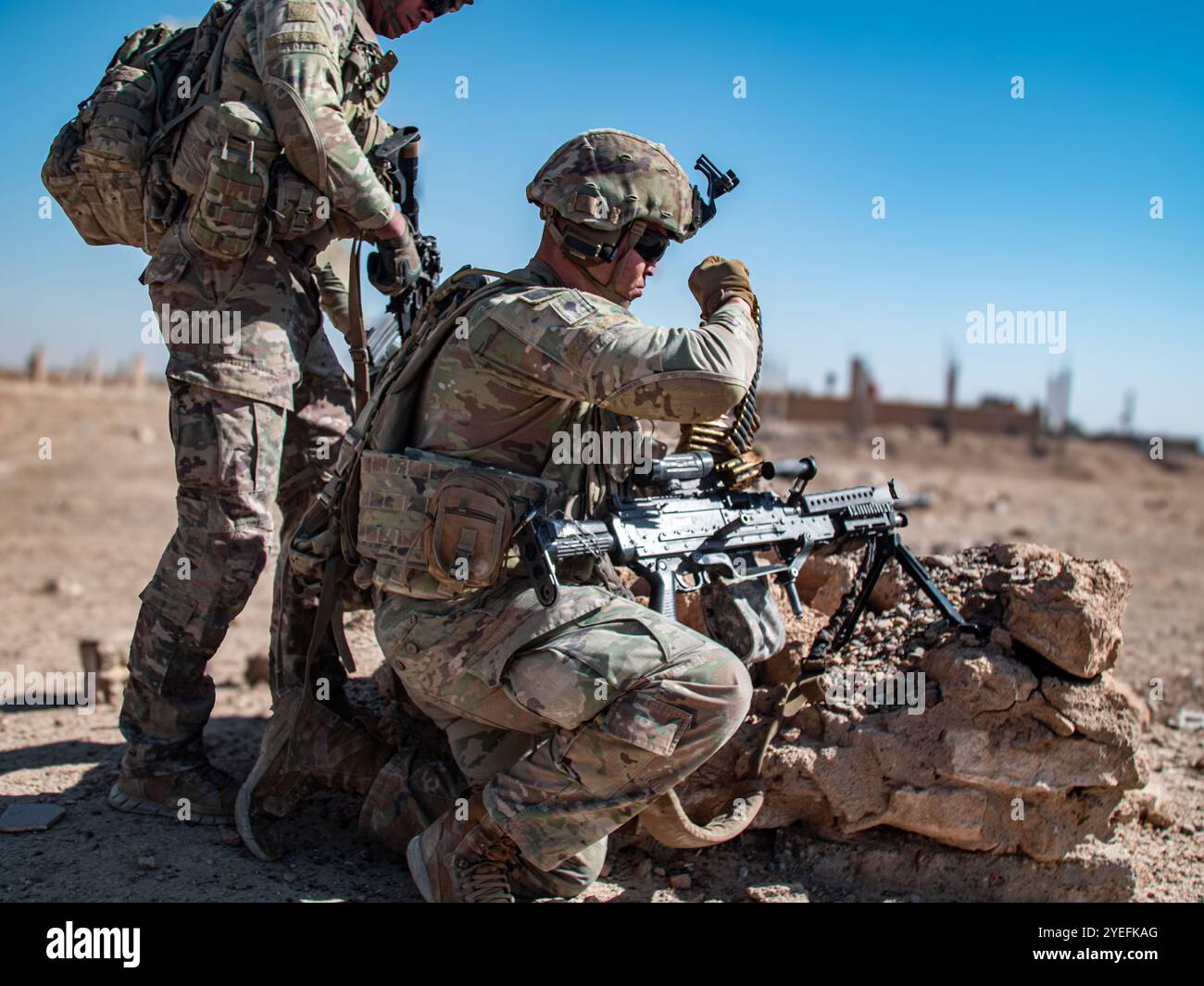 Soldaten der US-Armee, die der Bravo Kompanie, 1. Bataillon, 121. Infanterieregiment, Georgia Army National Guard, zugewiesen sind, bereiten sich vor, während einer Patrouille im Nordosten Syriens am 29. Oktober 2024 Sicherheit zu leisten. Patrouillen tragen dazu bei, die Gemeinden zu schützen und sorgen für die notwendige Stabilität im Mittleren Euphratal (MERV). (Foto der US-Armee von Kapitän Daniel Andrews) Stockfoto