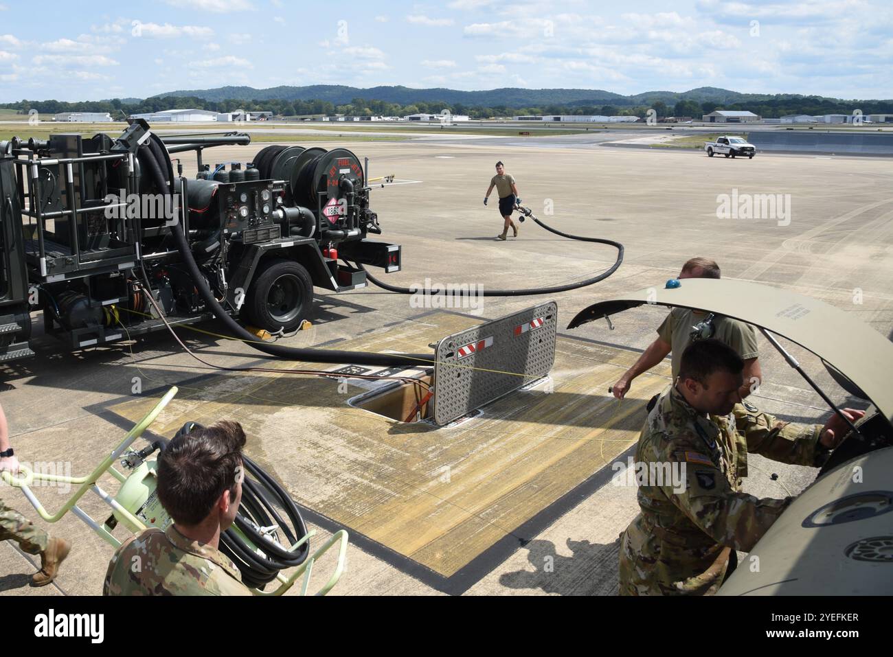 Die Piloten der 117th Logistics Readiness Squadron Petroleum, Oils and Lubricants Flight helfen beim Tanken einer Boeing CH-47 Chinook von der South Carolina Army National Guard nach einer Trainingsübung auf der Sumpter Smith Joint National Guard Base, Ala., 10. September 2024. Die SCARNG ist Teil des 238. General Support Aviation Battalion und führte Trainingsübungen mit der Alabama Army National Guard durch. (Foto der U.S. Air National Guard von Senior Airman Kasie Faddis) Stockfoto