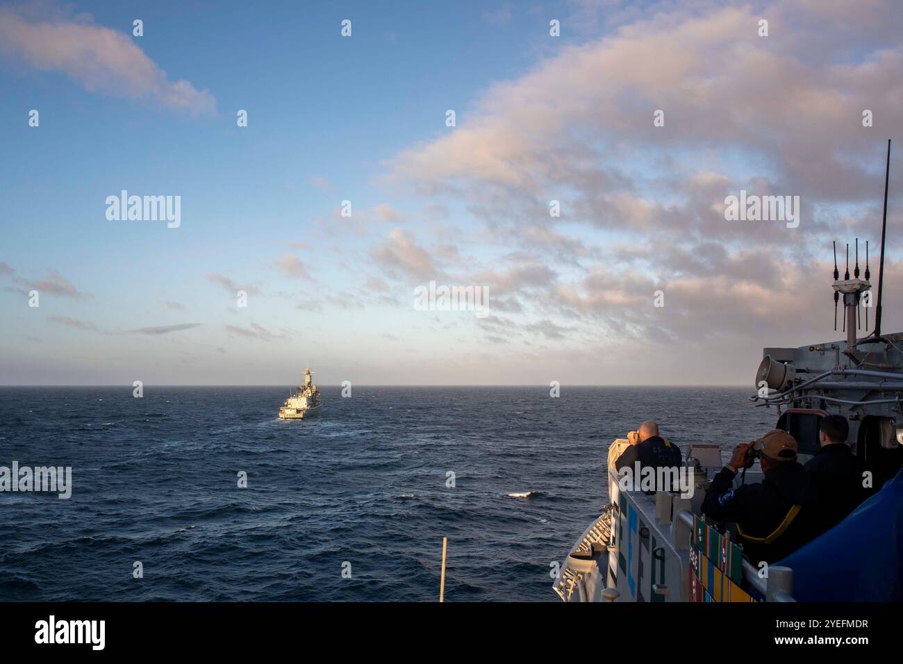 NORDSEE-Seeleute (22. Oktober 2024), die dem Lenkraketenkreuzer USS Gettysburg (CG 64) der Ticonderoga-Klasse zugeordnet sind, beobachten auf dem Brückenflügel, während das Schiff mit der portugiesischen Marinefregatte NRP D. Francisco de Almeida (F334), die an die Standing NATO Maritime Group One (SNMG1) angeschlossen ist, in der Nordsee am 22. Oktober dampft dampft. Die USS Gettysburg, die der Harry S. Truman Carrier Strike Group (HSTCSG) zugeteilt ist, befindet sich im Gebiet der 6. US-Flotte und unterstützt die US-Marinestreitkräfte Europa-Afrika bei der Verteidigung der Interessen der USA, Verbündeter und Partner. (US Navy Foto von Mass Communication Special Stockfoto