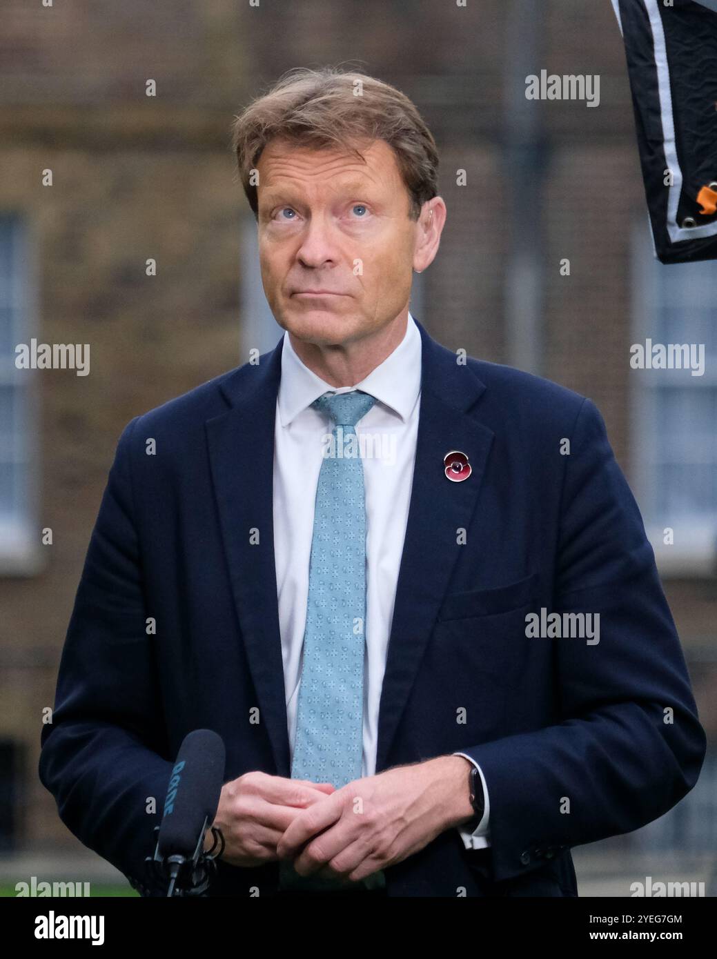 Richard Tice, stellvertretender Vorsitzender der Reform UK Party und Parlamentsabgeordneter für Boston & Skegness, wird nach dem Herbstbudget auf College Green interviewt. Stockfoto