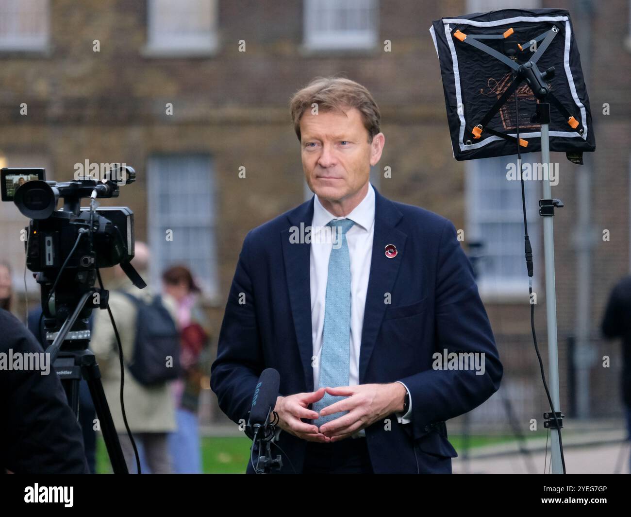 Richard Tice, stellvertretender Vorsitzender der Reform UK Party und Parlamentsabgeordneter für Boston & Skegness, wird nach dem Herbstbudget auf College Green interviewt. Stockfoto