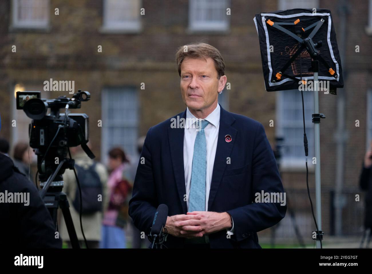 Richard Tice, stellvertretender Vorsitzender der Reform UK Party und Parlamentsabgeordneter für Boston & Skegness, wird nach dem Herbstbudget auf College Green interviewt. Stockfoto