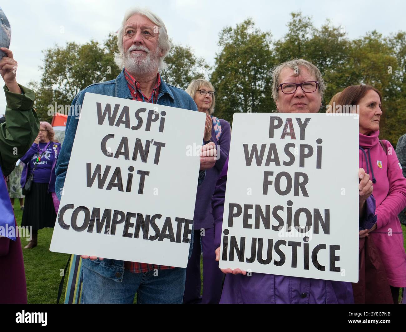 WASPI-Frauen protestieren auf dem Parlamentsplatz am Budgettag und fordern eine gerechte Entschädigung für Frauen aus den 1950er Jahren, die von Veränderungen des Rentenalters betroffen sind. Stockfoto