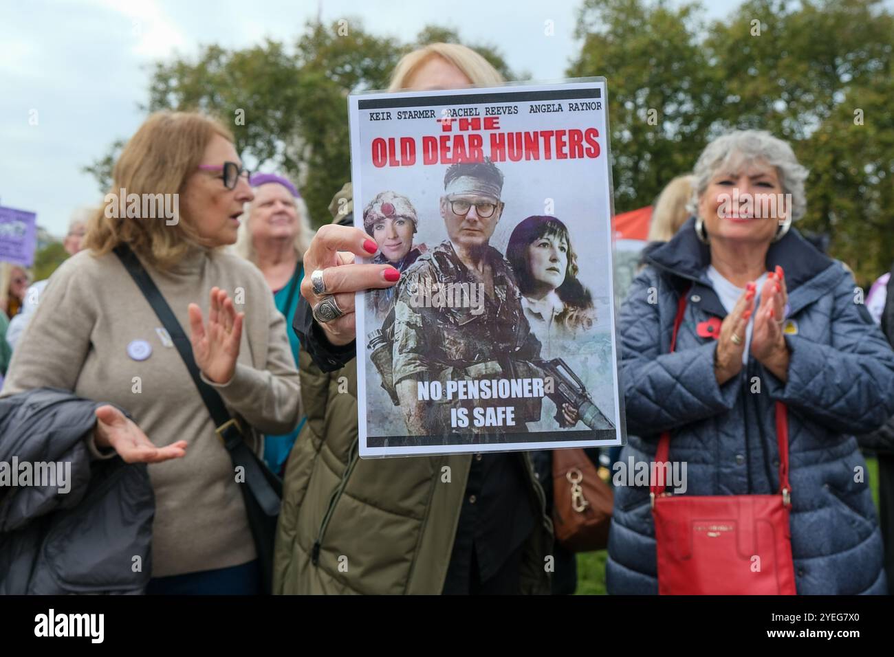 WASPI-Frauen protestieren auf dem Parlamentsplatz am Budgettag und fordern eine gerechte Entschädigung für Frauen aus den 1950er Jahren, die von Veränderungen des Rentenalters betroffen sind. Stockfoto