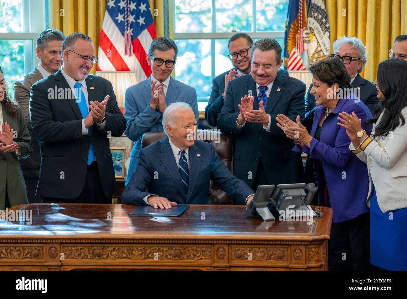 Washington, Usa. 30. Oktober 2024. U. US-Präsident Joe Biden wird begrüßt, nachdem er im Oval Office des Weißen Hauses am 30. Oktober 2024 in Washington, DC, eine zeremonielle Executive Order unterzeichnet hat, um die Bildungs- und Wirtschaftsmöglichkeiten für lateinamerikanische Gemeinden im ganzen Land zu fördern Stockfoto