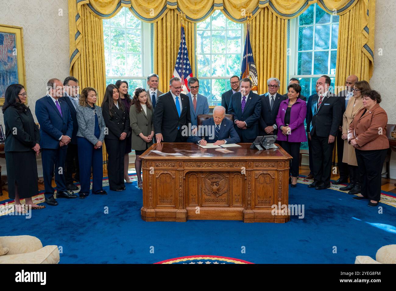 Washington, Usa. 30. Oktober 2024. U. US-Präsident Joe Biden unterzeichnet im Oval Office des Weißen Hauses, 30. Oktober 2024, in Washington, DC, eine feierliche Executive Order, um die Bildungs- und Wirtschaftsmöglichkeiten für lateinamerikanische Gemeinden im ganzen Land zu fördern. Credit: Adam Schultz/White House Photo/Alamy Live News Stockfoto