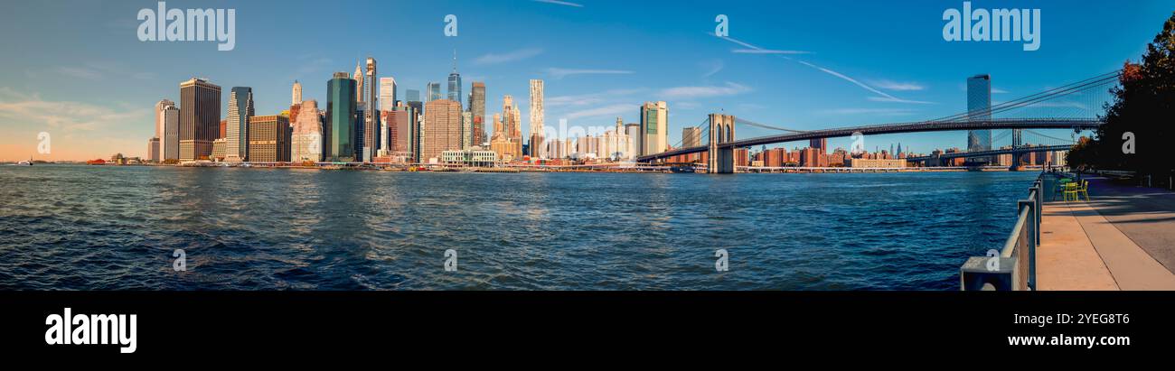 Skyline von Downtown Manhattan mit Brooklyn Bridge: Ein atemberaubender Blick auf die berühmten Wolkenkratzer und die historische Brücke Stockfoto