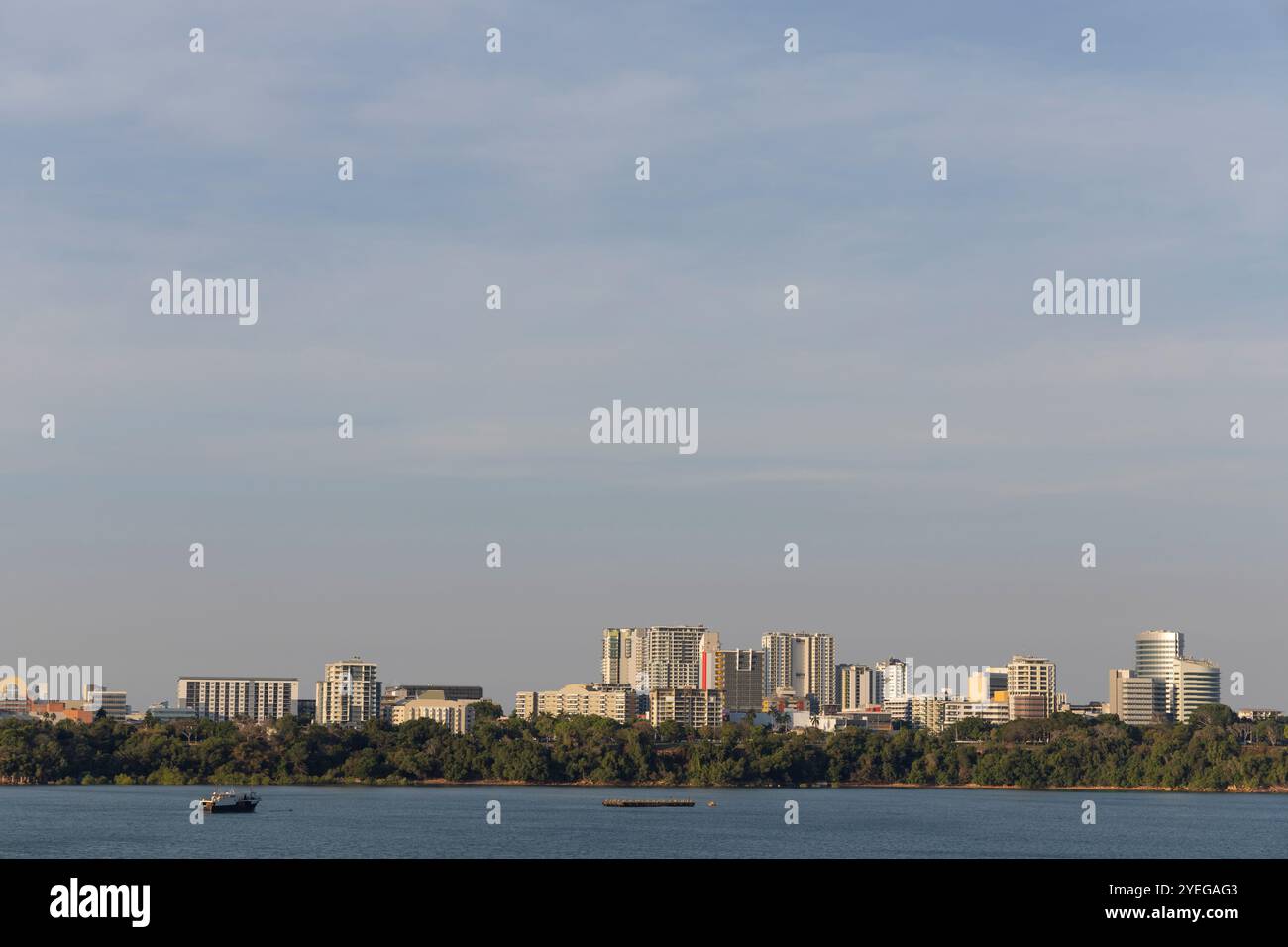 Darwin City Skyline, vom Meer aus gesehen, Australien Stockfoto