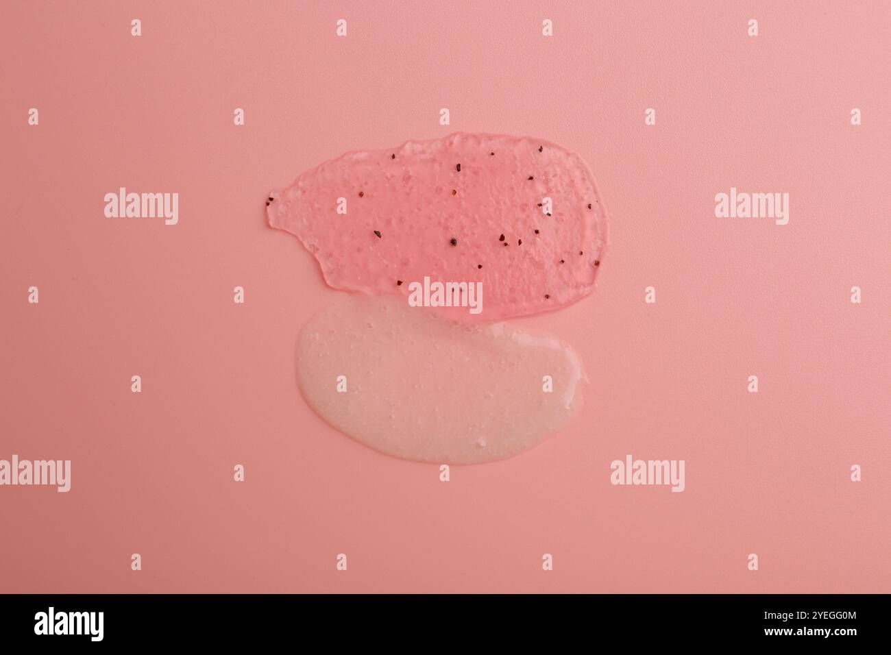 Abstriche von Körperpeelungen auf hellrosa Hintergrund, Draufsicht Stockfoto