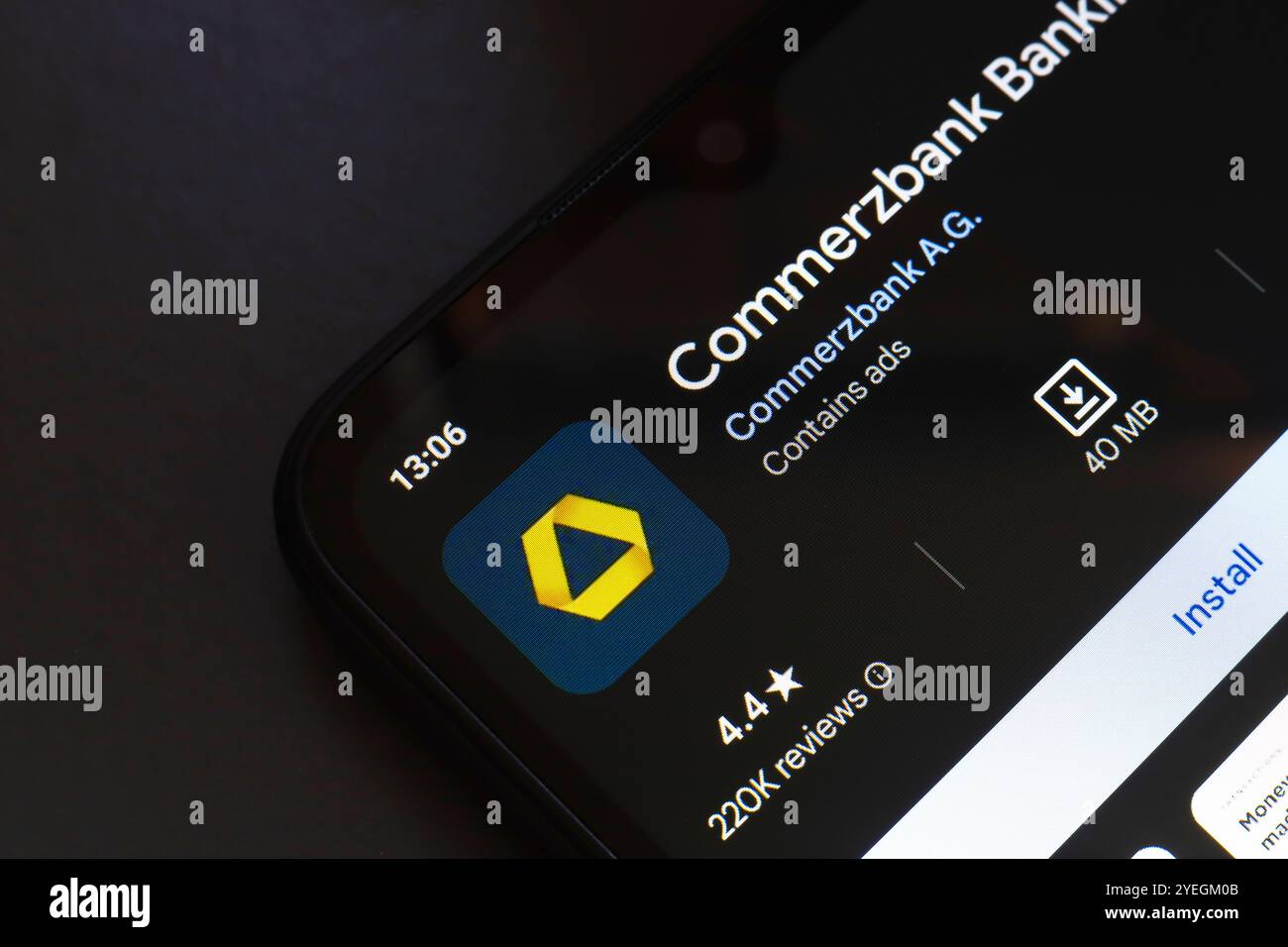 31. Oktober 2024, Brasilien. In dieser Fotoabbildung wird das Commerzbank App-Logo auf einem Smartphone-Bildschirm angezeigt. Stockfoto