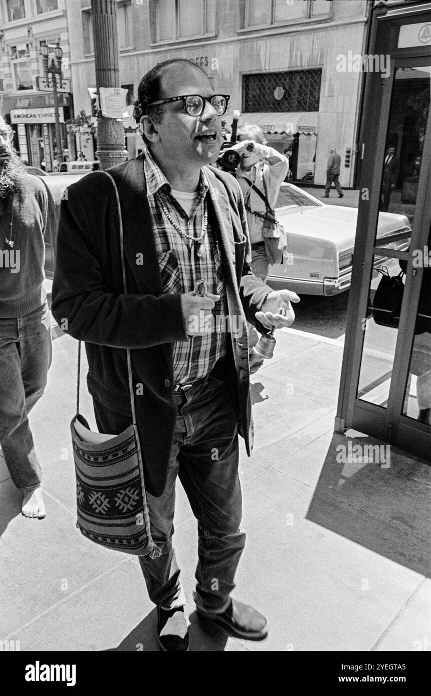 San Francisco, Kalifornien: 1971 Allen Ginsberg demonstriert gegen die Verhaftungen von Mitgliedern der Living Theater Company in Brasilien. Stockfoto