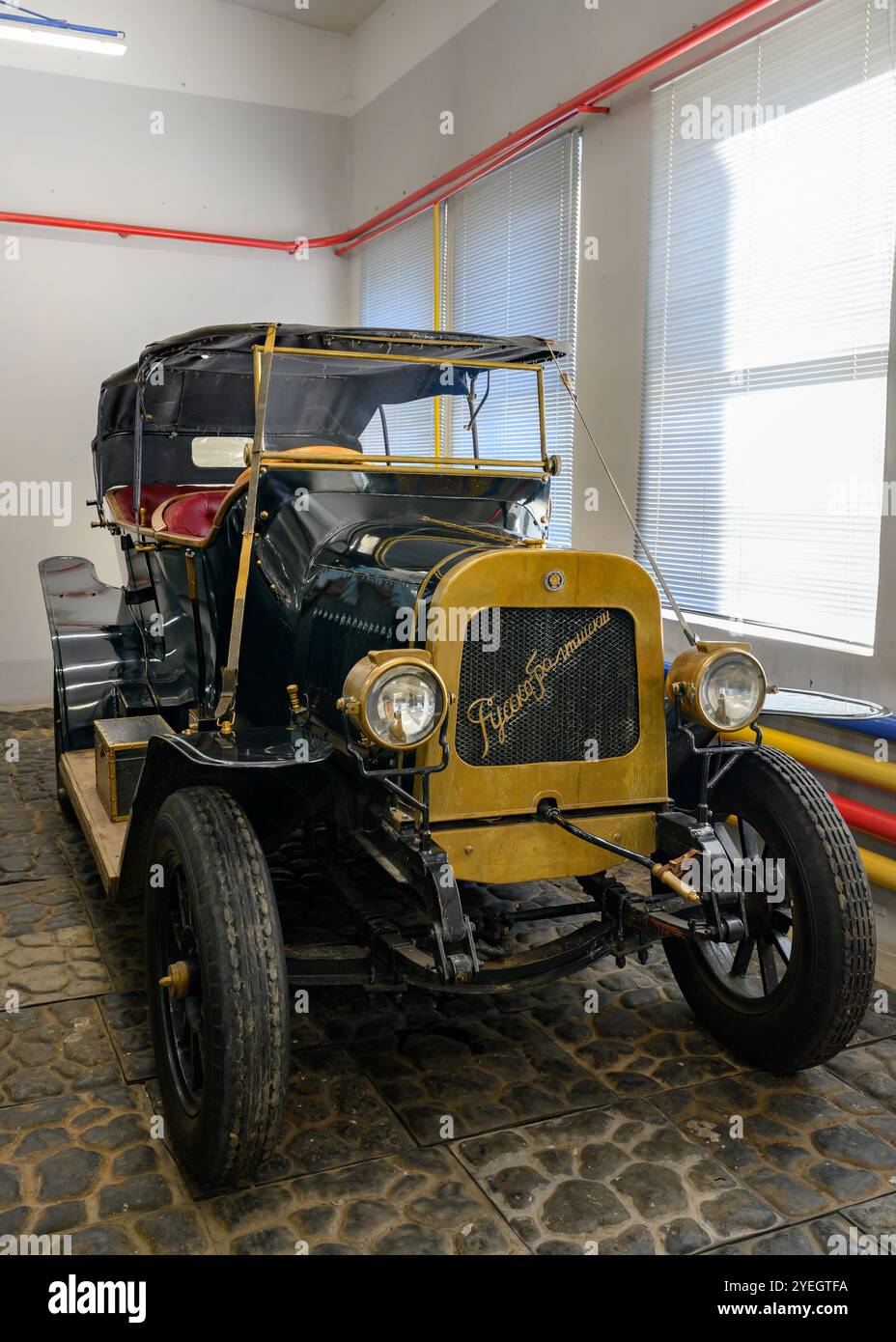 MOSKAU, RUSSLAND - 13. MÄRZ 2024. Ein Retro-Pkw-Cabrio, das Anfang des 20. Jahrhunderts in Russland hergestellt wurde Stockfoto