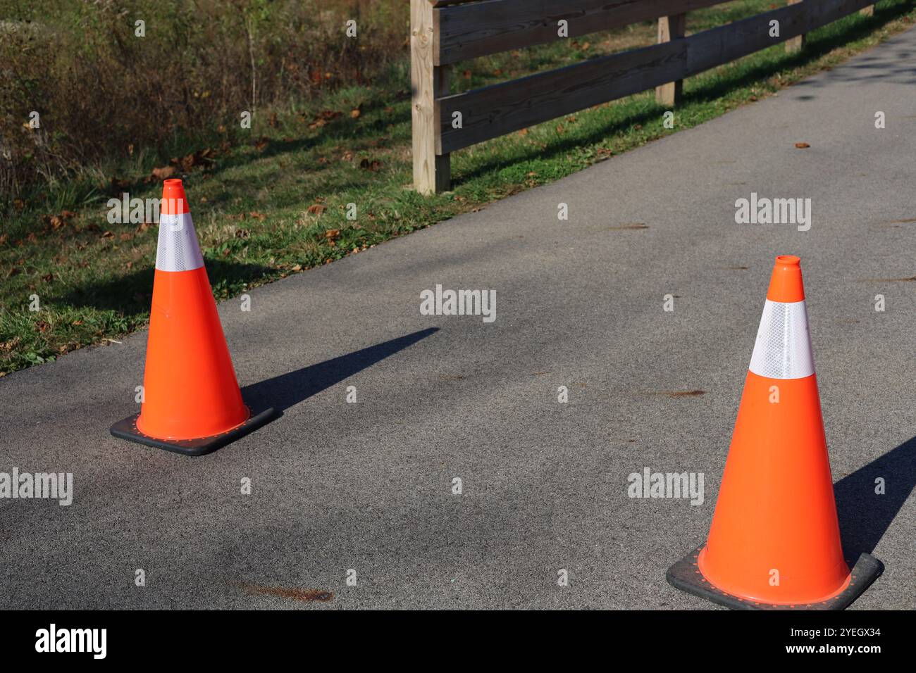 Orangefarbene Verkehrskegel blockieren den Wanderweg im öffentlichen Park Stockfoto