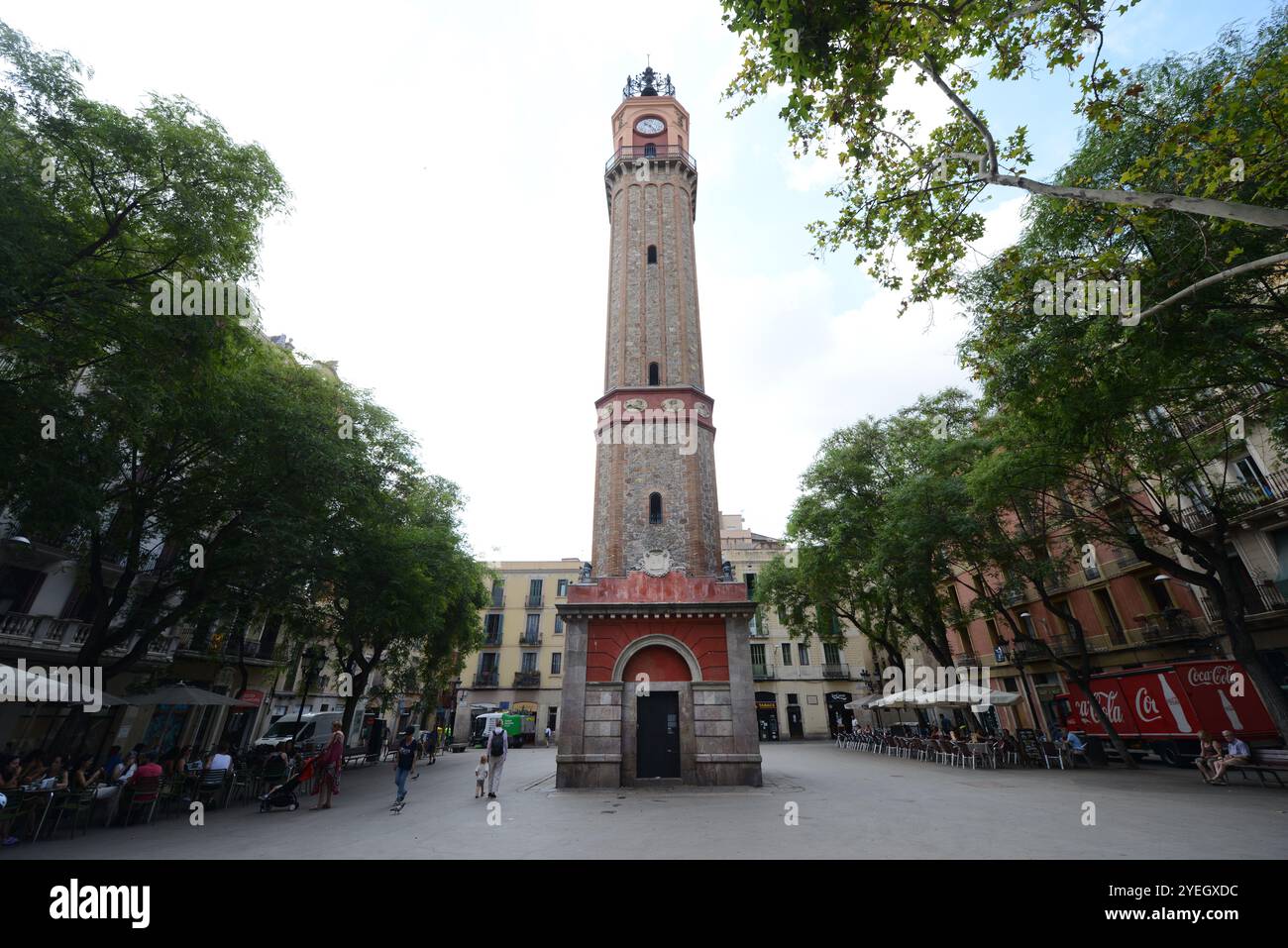 Der Torre del Rellotge an der Plaza de la Vila de Gràcia, Barcelona, Spanien. Stockfoto