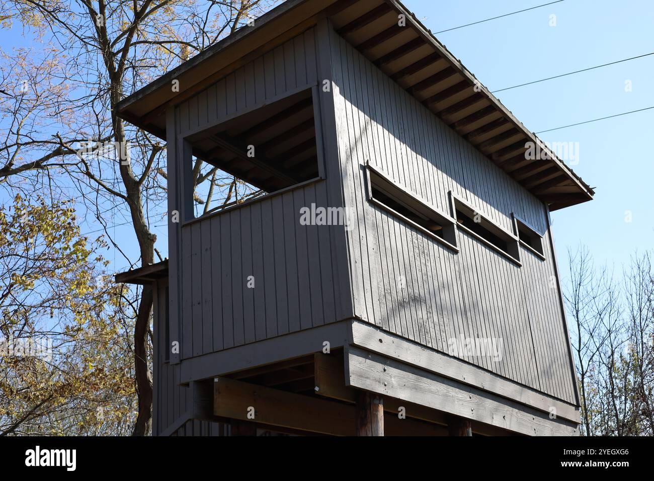 Vogelbeobachtung Vogelschutzhütte mit Fenster zur Beobachtung von Wildtieren Stockfoto