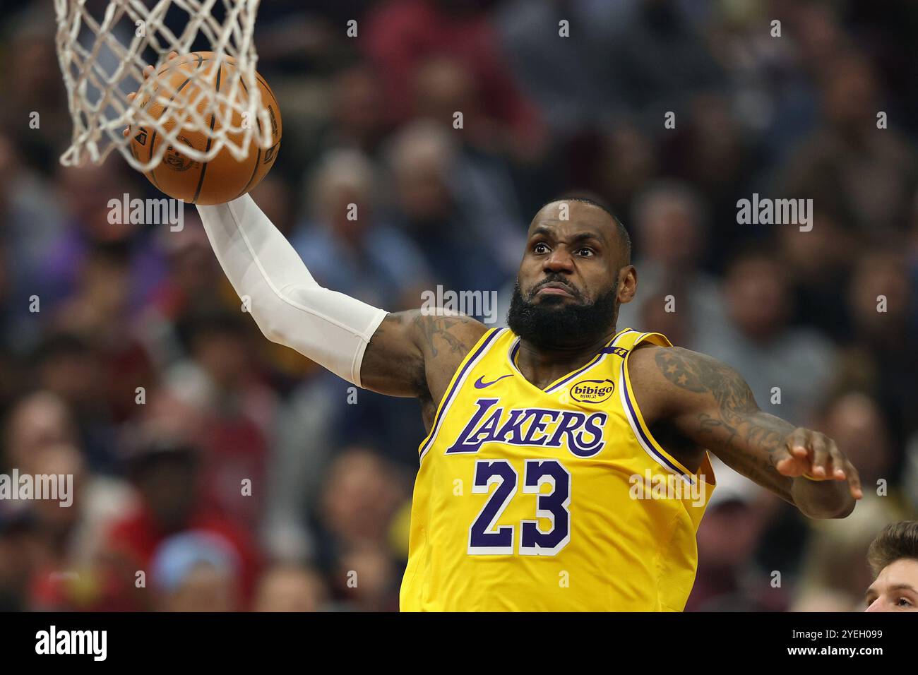 Cleveland, Usa. 30. Oktober 2024. Los Angeles Lakers LeBron James (23) stürzt sich im ersten Quartal gegen die Cleveland Cavaliers in Cleveland, Ohio, Mittwoch, 30. Oktober 2024. Foto: Aaron Josefczyk/UPI Credit: UPI/Alamy Live News Stockfoto