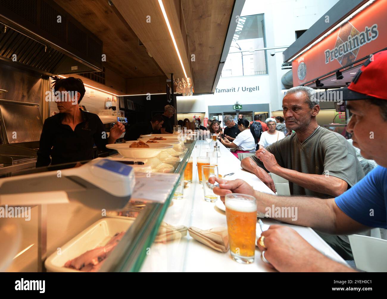Die Pinotxo Tapas Bar im Mercat de Sant Antoni in Barcelona, Spanien. Stockfoto