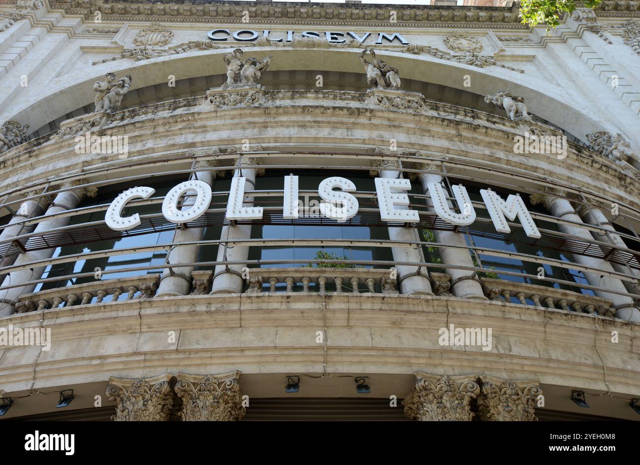 Teatre Coliseum auf der Gran Via de les Corts Catalanes, L'Eixample, Barcelona, Spanien. Stockfoto