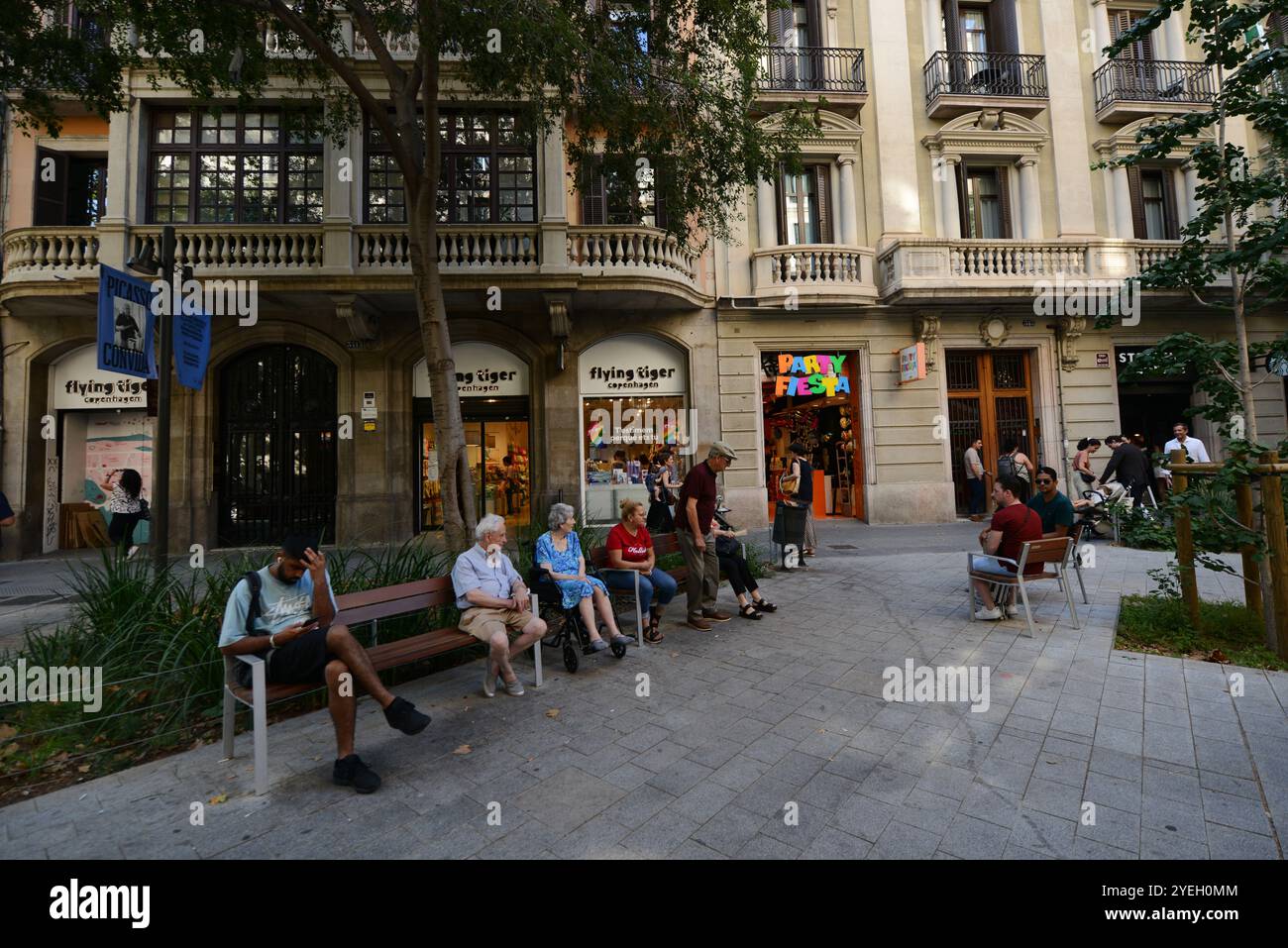 Boutiquen und Cafés auf der Rambla de Catalunya, Barcelona, Spanien. Stockfoto