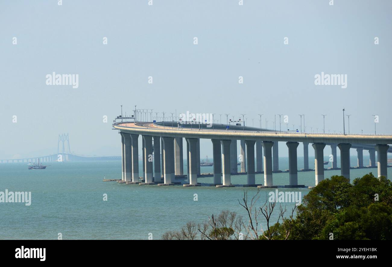 Blick auf die Hong Kong - Zhuhai - Macau Brücke vom Tung O Trail in Lantau, Hongkong. Stockfoto