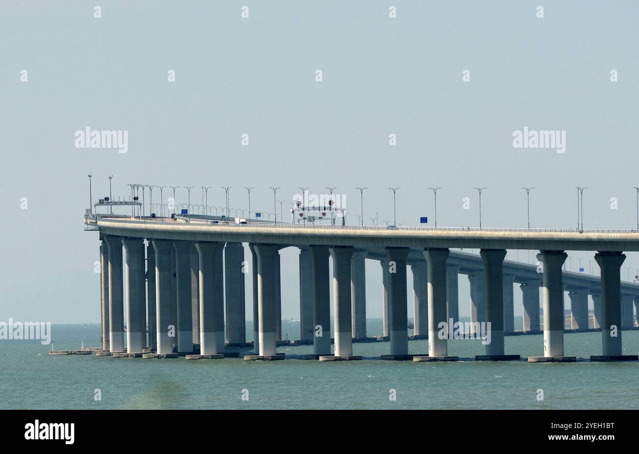 Blick auf die Hong Kong - Zhuhai - Macau Brücke vom Tung O Trail in Lantau, Hongkong. Stockfoto