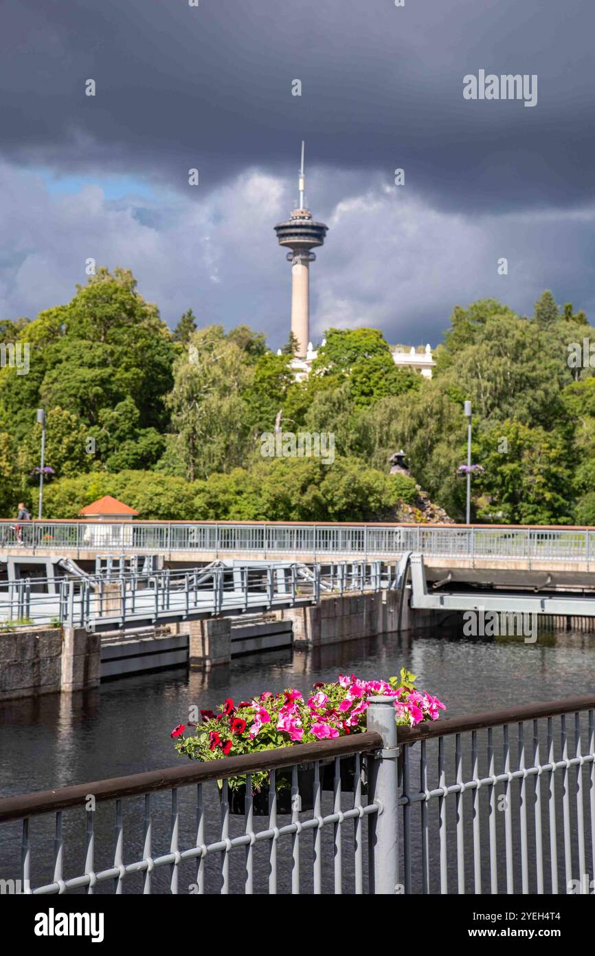 Petunien auf Geländer Pflanzgefäß am Reservoir mit Näsinneula-Aussichtsplattform im Hintergrund in Tampere, Finnland Stockfoto