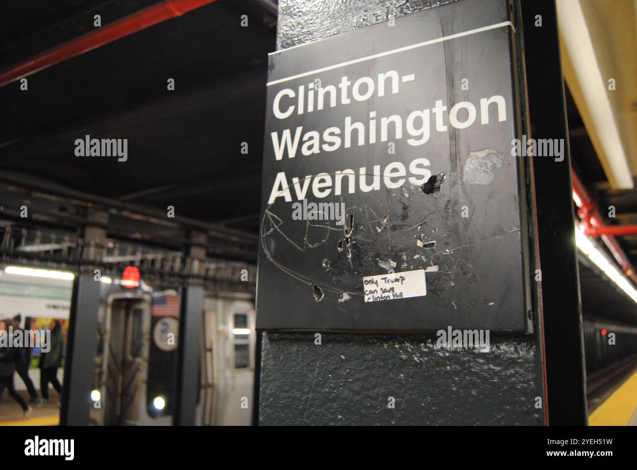 Brooklyn, New York, USA - Oktober 30 2024: Nur Trump kann Clinton Hill retten: Aufkleber links an der Clinton-Washington Avenues Station in Brooklyn, New York. Stockfoto