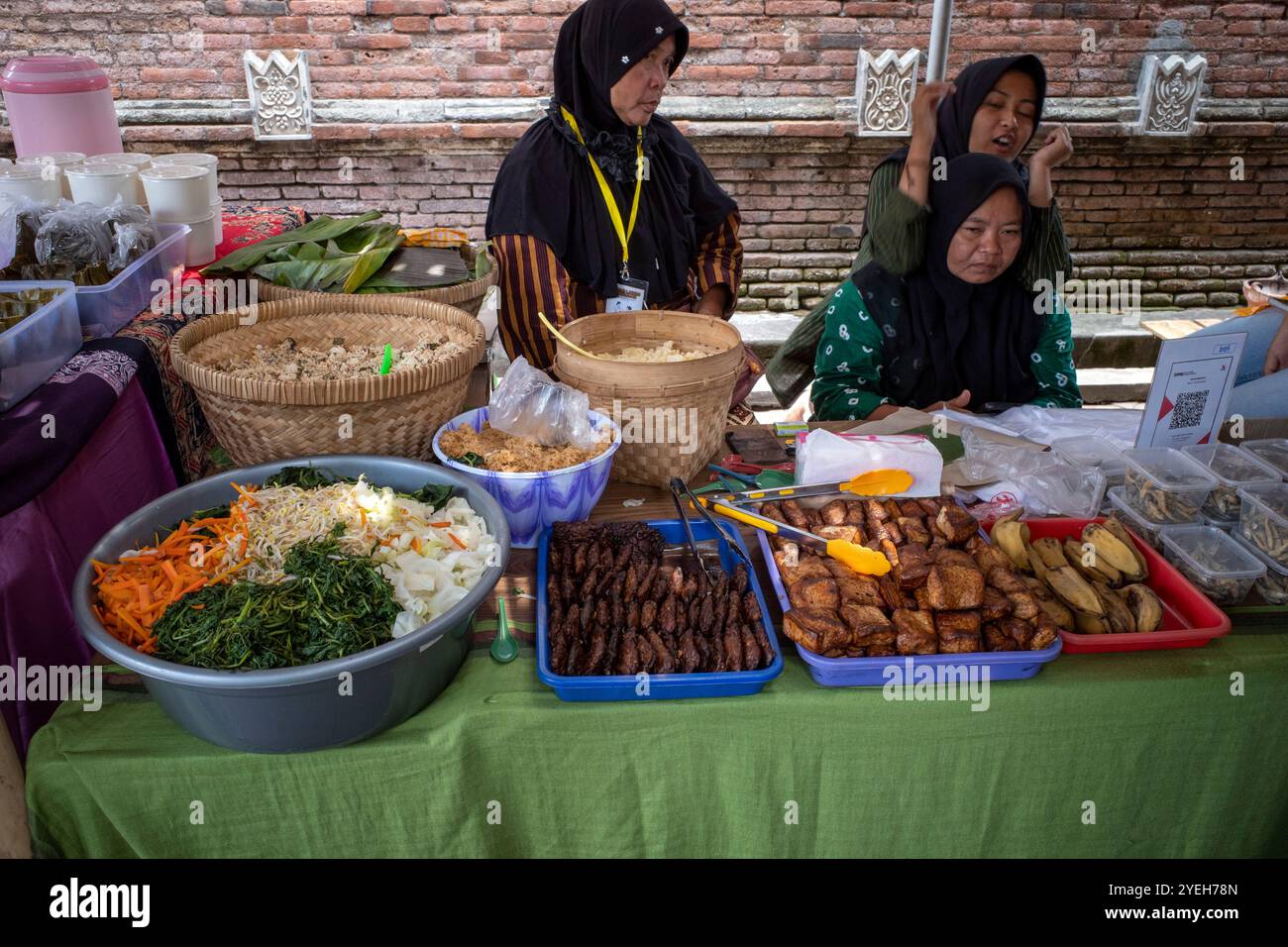 Yogyakarta-Indonesien, 21. September 2024: Alte indonesische Frauen verkaufen traditionelle javanische Gerichte auf dem Pasar Lawas Mataram Festival in Kota Gede, Yogyak Stockfoto