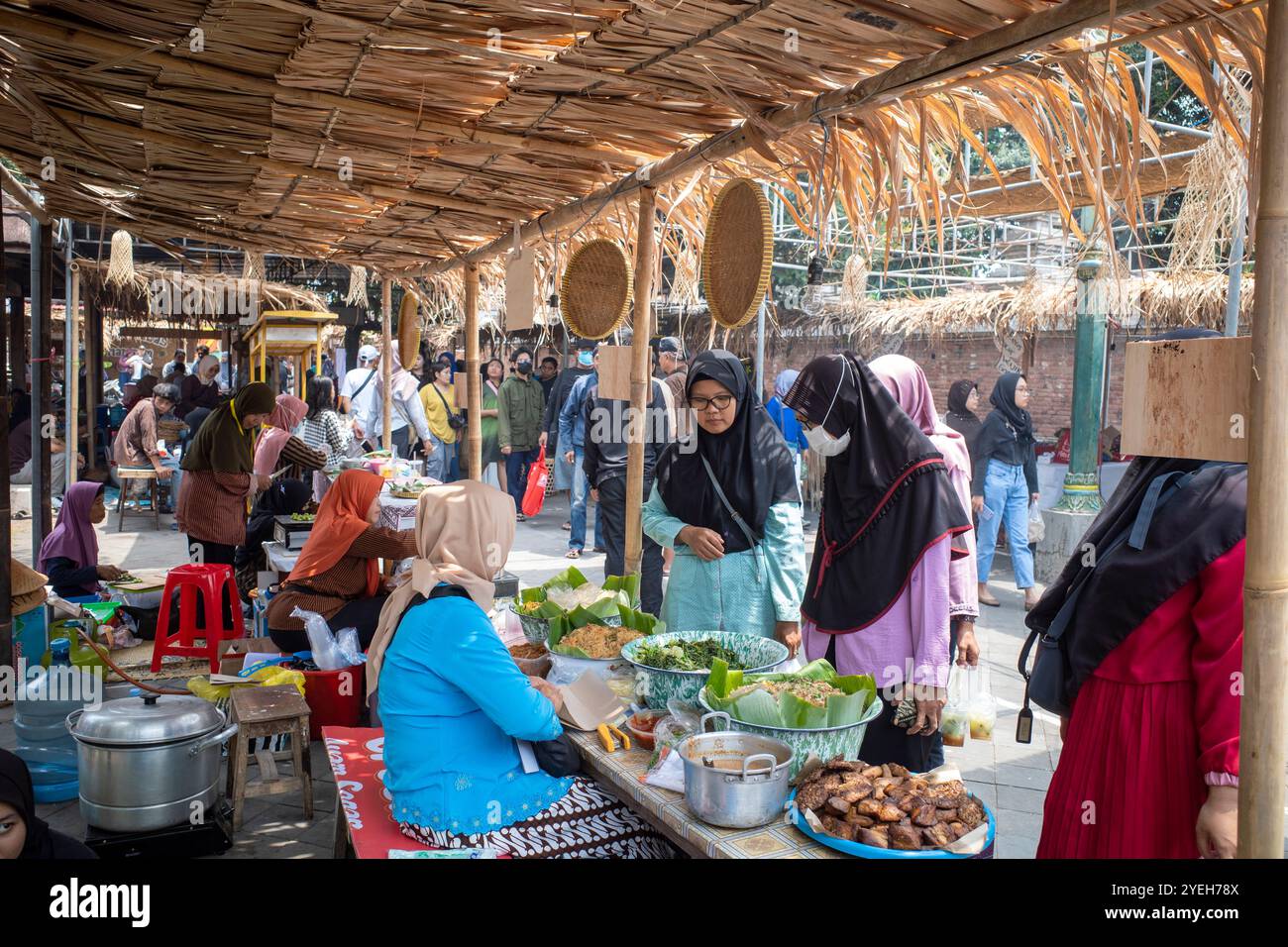 Yogyakarta-Indonesien, 21. September 2024: Alte indonesische Frauen verkaufen traditionelle javanische Gerichte auf dem Pasar Lawas Mataram Festival in Kota Gede, Yogyak Stockfoto