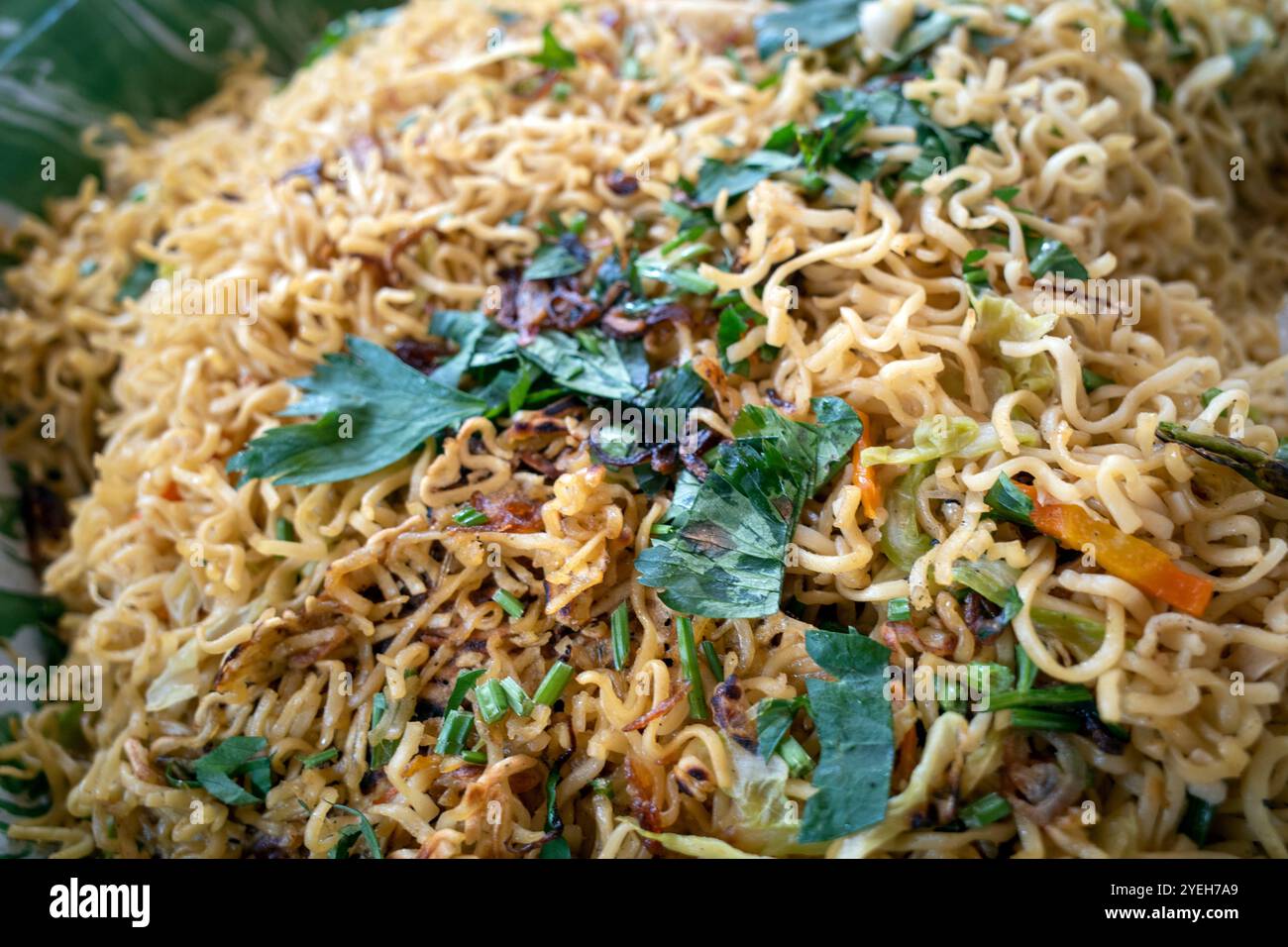 Bakmi Goreng, traditionelles indonesisches Street Food, gebratene Nudeln mit typischen Gewürzen der javanischen Küche. Stockfoto